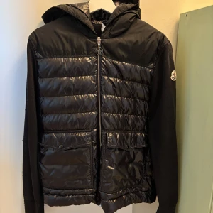 Moncler jacka - Moncler padded hooded cardigan, svart färg, använd men i fint skick! Börjar bli lite nopprig, lappen har lossnat lite på ena sidan men inget som inte går att fixa! Jackan är unik och väldigt fin, skicka pm vid intresse och fler bilder❤️‍🩹