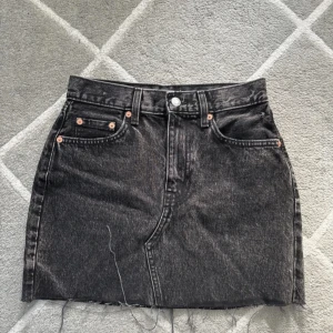 Jeanskjol  - Grå jeanskjol från Mango. Beställde från zalando och har aldrig använt kjolen då den passar mig dåligt. Måtten ser ni på bilderna. 