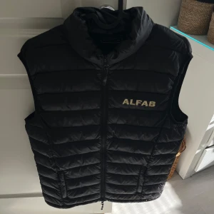 Svart dunväst från ALFAB - Helt ny alfab väst aldrig använd i storlek M💕  Köpte nyss denna men då den tyvärr inte passade mig så säljer jag den för billigare pris än vad jag köpte den för🌸