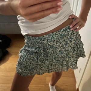 Blommig volangkjol med snörning - Supersöt kort kjol med inbyggda shorts från Zara.