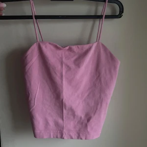 Rosa linne från Gina Tricot - Säljer ett rosa linne från Gina, tunna axelband och medel lång i längden. Tar man bort axelbanden kan man ha det som en tuptopp. Säljer då jag inte använt de på 2-3år. Använd några gånger men inga defekter, man kan ej spänna in axelbanden🩷 Läs gärna min bio! OBS skriv innan köp, säljer på fler ställen🥰