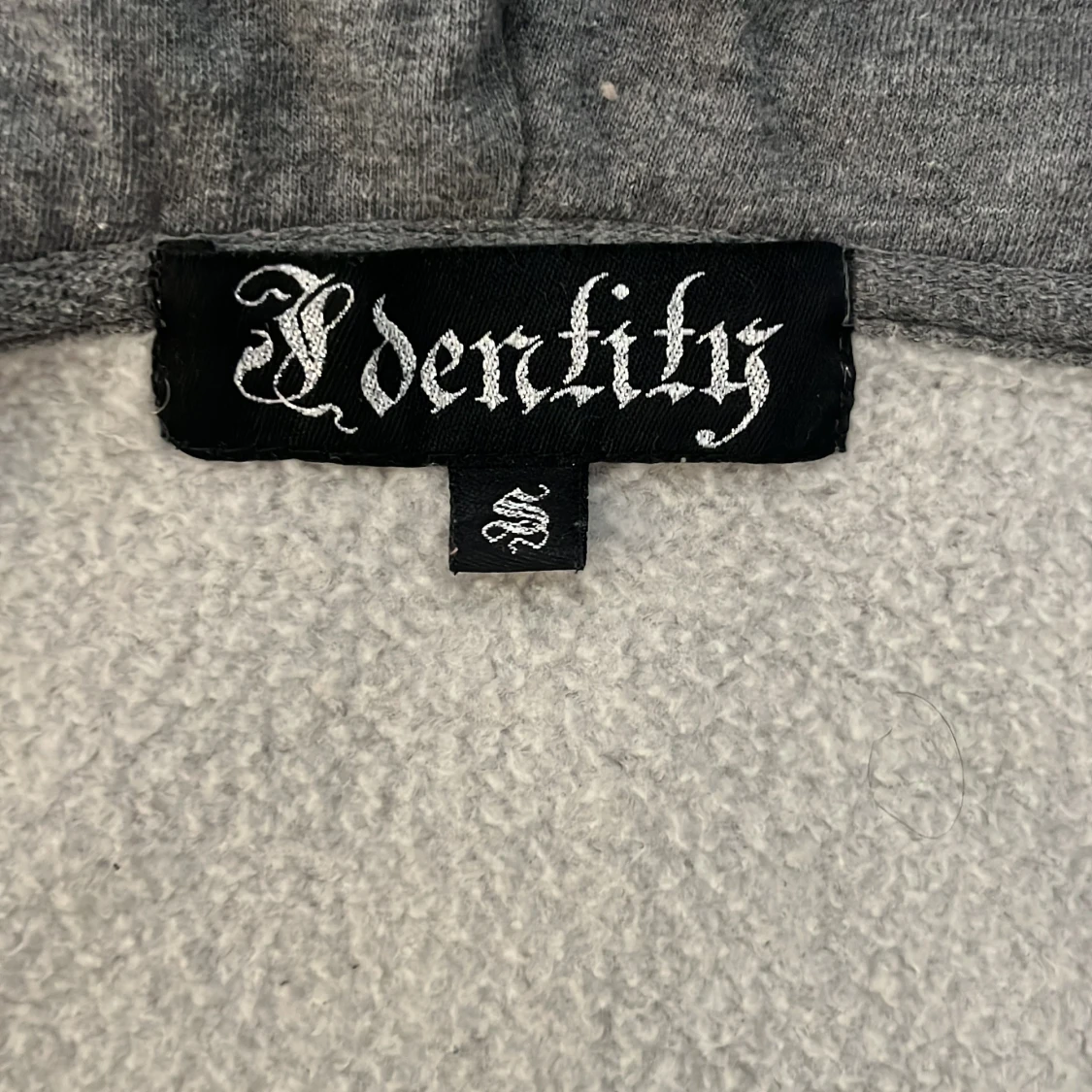 Grå hoodie från Identity med tryck - 1