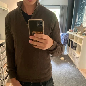 Brun half zip tröja John Henric - Säljer denna bruna half zip tröjan från John Henric i storlek S, inga defekter, ställ gärna frågor vid funderingar