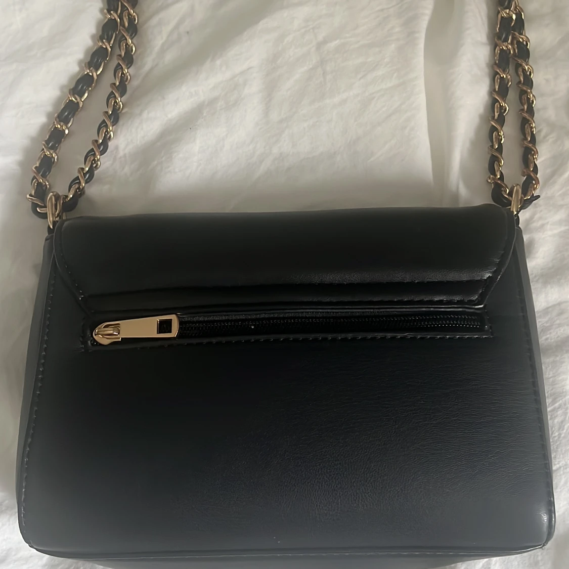 Svart axelväska med guldspänne och kedja - 1