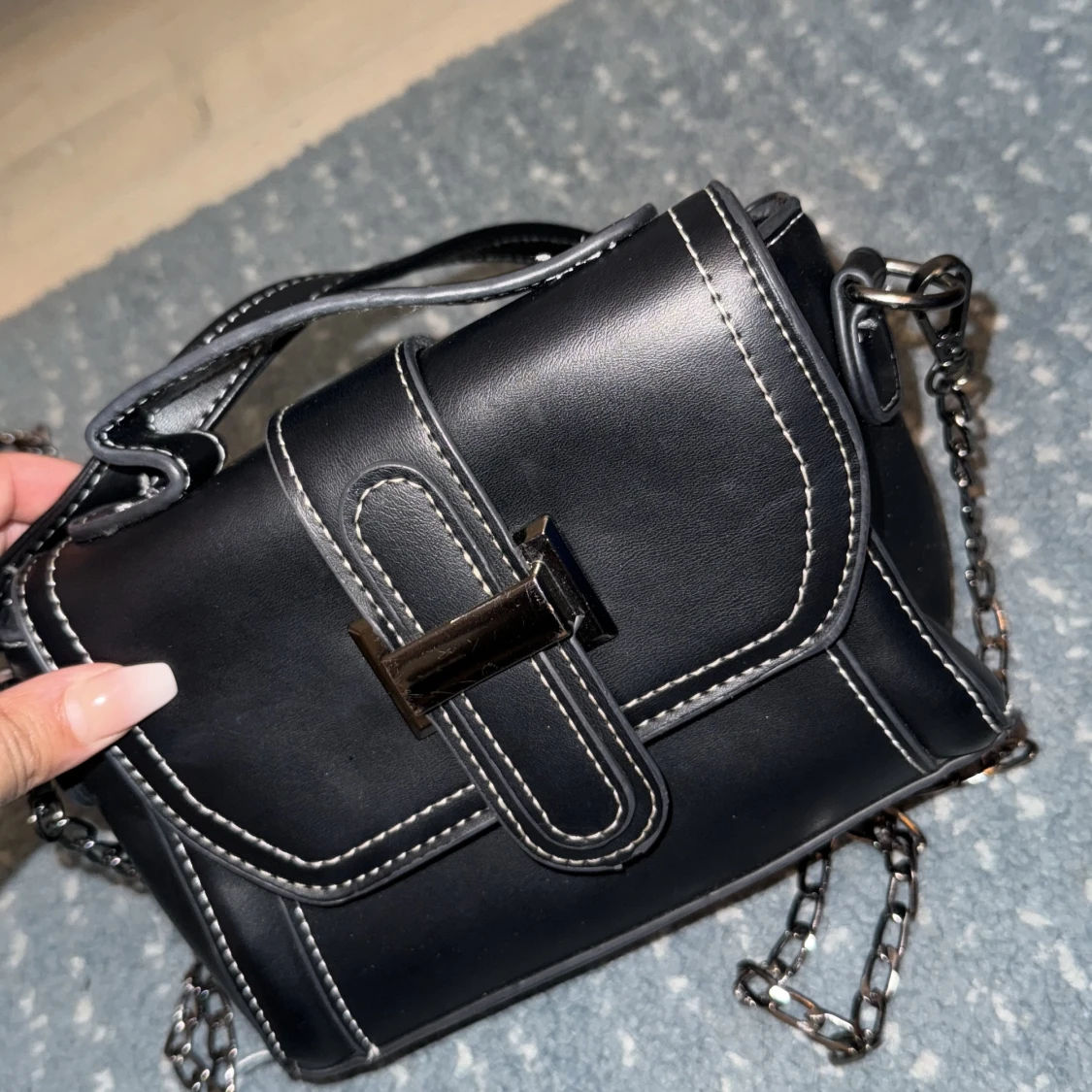 Svart axelväska med kedja och vita sömmar - 3