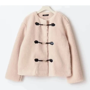 Teddy jacka  - Snygg teddyjacka från Gina tricot som knappt är använd och säljer pga av att den ej används. Säljer för 390💕