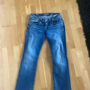 Lågmidjade jeans  - Ltb jeans i modell : Valerie  Storlek :27/30  Färg: Blue lapis wash  Använda ca 2 månader som ni ser helt nya förutom dom pyttesmå skavankerna på benet( kan skicka bild) Köpte i fel storlek därav så ska jag sälja dom. Köpta nya för 799kr 💕