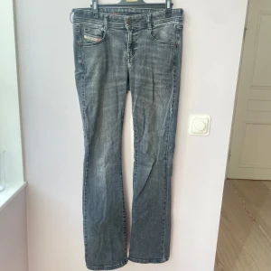 Diesel jeans - Lågmidjade bootcut jeans ifrån diesel i strl 27!💕💕 Säljer då de är lite stora för mig och inte kommit till användning 