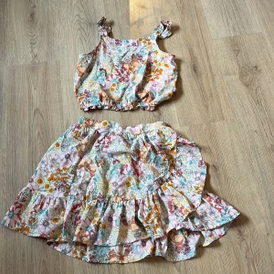 Blommig kjol och topp - Ett super gulligt set med en kjol och en topp. De är från hm och är i storlek 170. Knappt använd så därför säljer jag det. Toppen är lite kortare i modellen och kjolen har en fin volang. Det är i väldigt bra skick då de knappt är använda. Jag är öppen för prisförslag. 