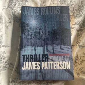 Thriller: Noveller som håller dig vaken - En samling spännande thriller-noveller utvalda av James Patterson, med bidrag från flera kända författare. Perfekt för dig som älskar nervkittlande berättelser och vill ha något som håller dig vaken hela natten. Boken bjuder på action, intriger och hög puls.