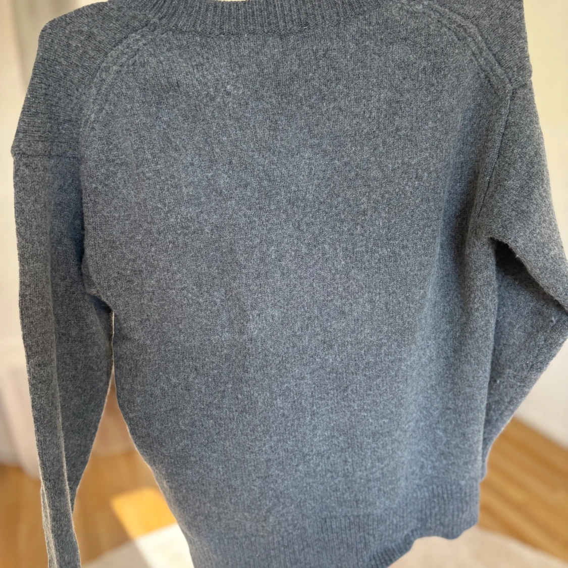 Grå stickad tröja med v-ringning - 2