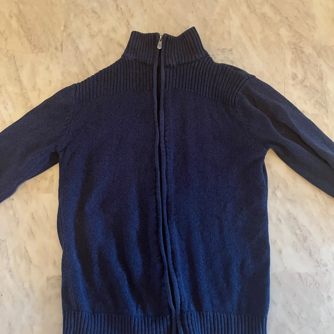 Marinblå stickad kofta från Carl William
