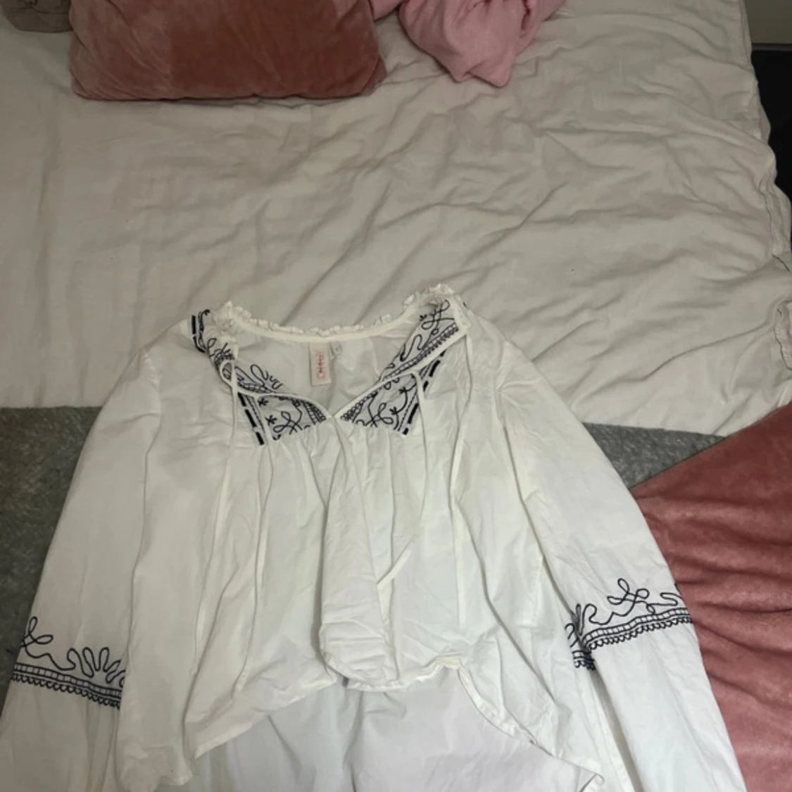 Vit broderad blus från ONLY - 4