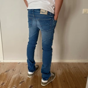 Jacob Cohen jeans (622) - Storlek w33 fits w32 | Skick 10/10 (Helt nya!) | Nypris 4500kr, vårt pris:1299kr! | Modellen är 180cm lång | kontakta gärna oss vid frågor🙌😊