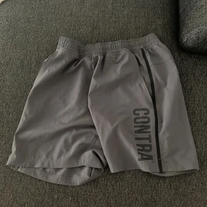 Contra shorts svarta - Contra shorts med mycket bra skick inte andvänd och storlek s rekommenderas 