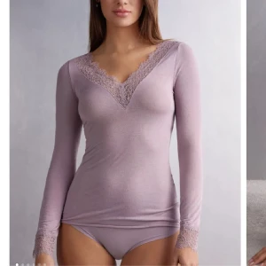 Intimissmi tröja - Säljer min ljuslila intimissmi med spetskant 💜💜 Är lite trasig på vänstra armen (bild 2) men inget man tänker på när den sitter på