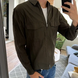 Grön overshirt  - Väldigt skön och stilren. Perfekt till alla tillfällen, skriv vid fundering 🙌