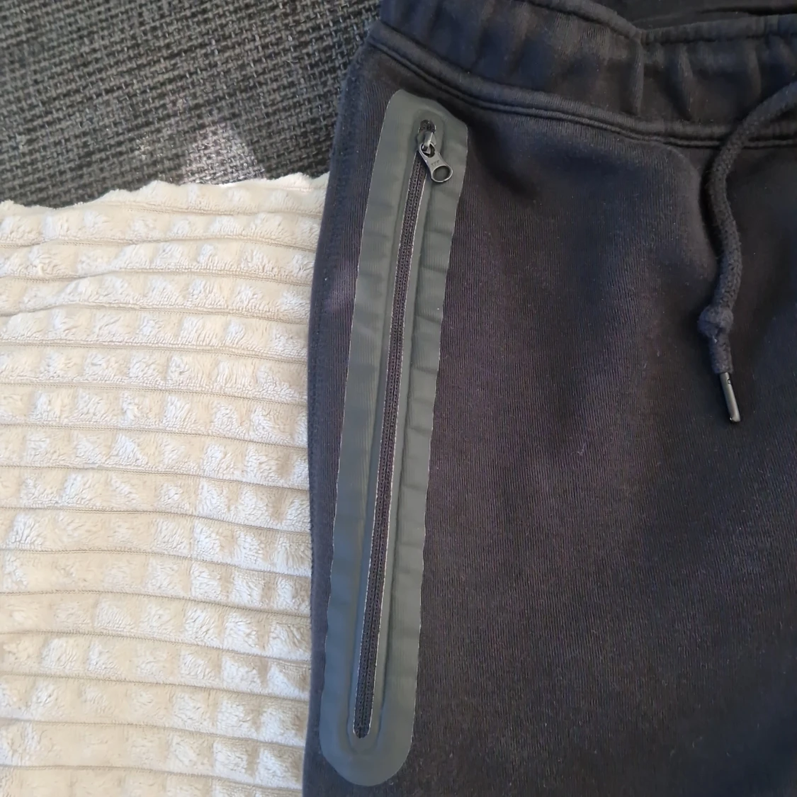 Svarta Nike tech fleece byxor XL kids - 4