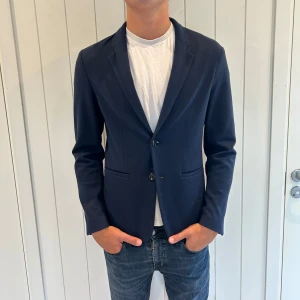 Stickad kavaj - Stickad kavaj ifrån Zara i storlek M. Modellen är 184. Inga defekter eller liknande.