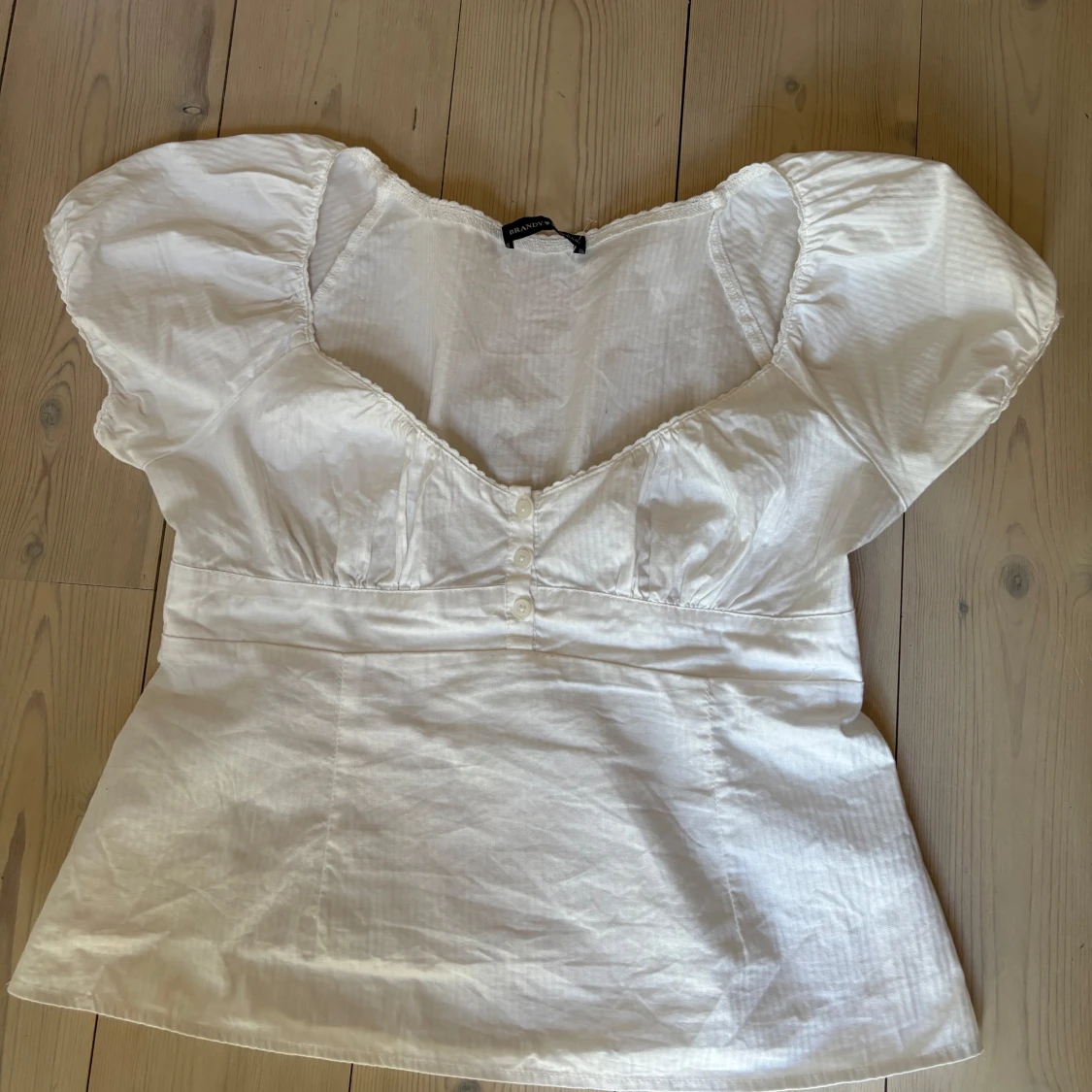 Vit blus med puffärm och knappar