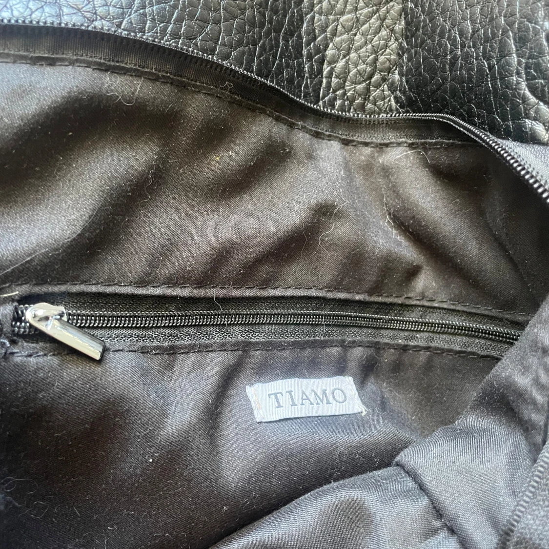 Svart axelväska med kedja från TIAMO - 1