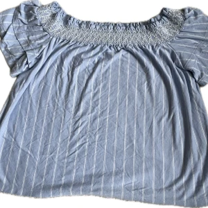 Blå blus från American Eagle - Supersöt blus i ljusblått med vita ränder från American Eagle. 🩷🩷