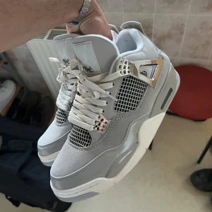 Nike Jordan 4 Retro Silver/Grå - Använda typ 2 gånger men annars inget och rena. Priset kan förhandlas!