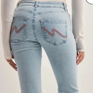Ljusblå low waist bootcut jeans - Trendiga låg midjade jeans 
