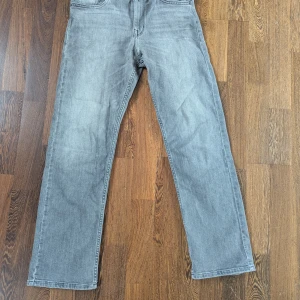Replay Grå Thad kille - Snygga grå jeans från Replay modell Thad. Använda endast få gånger då modellen inte var i smak med sonens. Så jeansen är i nyskick.