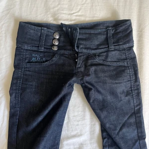Lågmidjade bootcut jeans - Säljer dessa superfina jeansen som tyvärr är för små för mig. Midjemått: 36cm innerbenslängden: 81cm💗