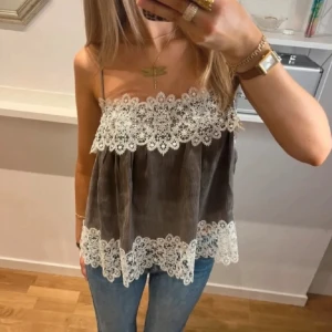 Spets linne - Jättefint spets linne från Zara, storlek XS❤️ kan först posta 28 augusti! 