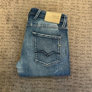 Replay Anbass jeans - Säljer nu ett par riktigt feta replay Anbass jeans. Storlek W33, L30. Jeansen har lite få slitningar på bakfickorna men inget som märks vid anbändning, enligt mig en snygg design. Om du har några fler funderingar så är det bara att fråga på! ❇️