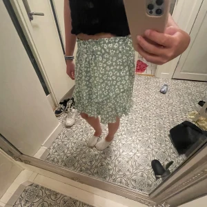 Grön blommig kjol med volang - Supersöt grön kjol med vitt blommönster och volangkant🩷🩷