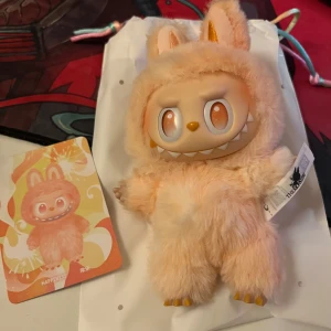Labubu Äkta köpt via Popmart - Labubu – Biginto Energy “Happiness”  Säljer en Labubu från serien Biginto Energy – The Monsters i varianten Happiness. Figuren är i nyskick och kommer med originalpåse och samlarkort.  ✨ Populär samlarfigur från Labubu ✨ Mjuk dräkt med fluffig yta ✨ Inkluderar originalpåse & kort  Perfekt för samlare eller som prydnad.  💰 Pris: 750 kr 📍 Finns i Göteborg, kan skickas mot frakt.