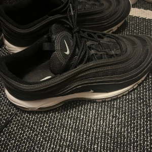 Nike air max 97 - Säljer ett par Nike air max 97. Gott skick, strl 43.  