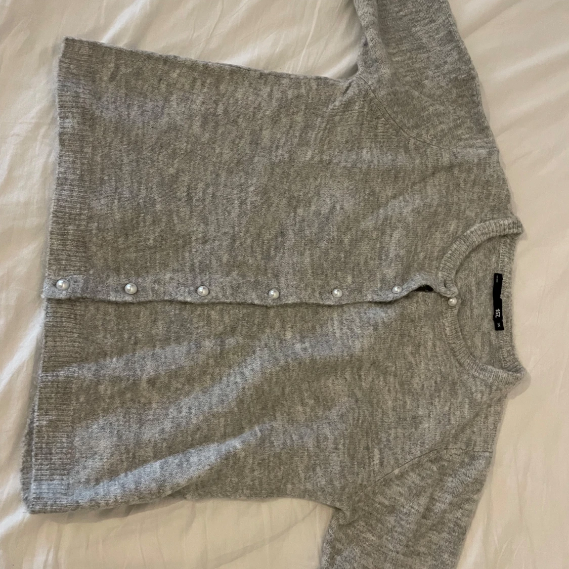 Grå kortärmad kofta med pärlknappar 🤍🤍 - 1