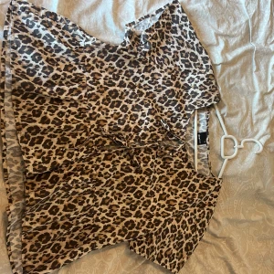 Leopardmönstrad kort klänning Gina Tricot - Leopardmönstrad Gina tricot tröja i storlek M, nästan aldrig använd och i bra skick. 
