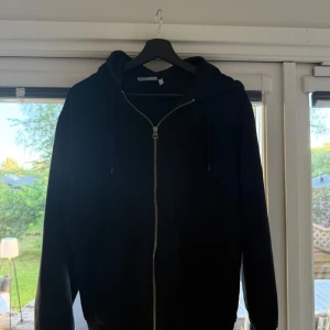 Svart zipup hoodie zara  - Inga skador eller liknande.