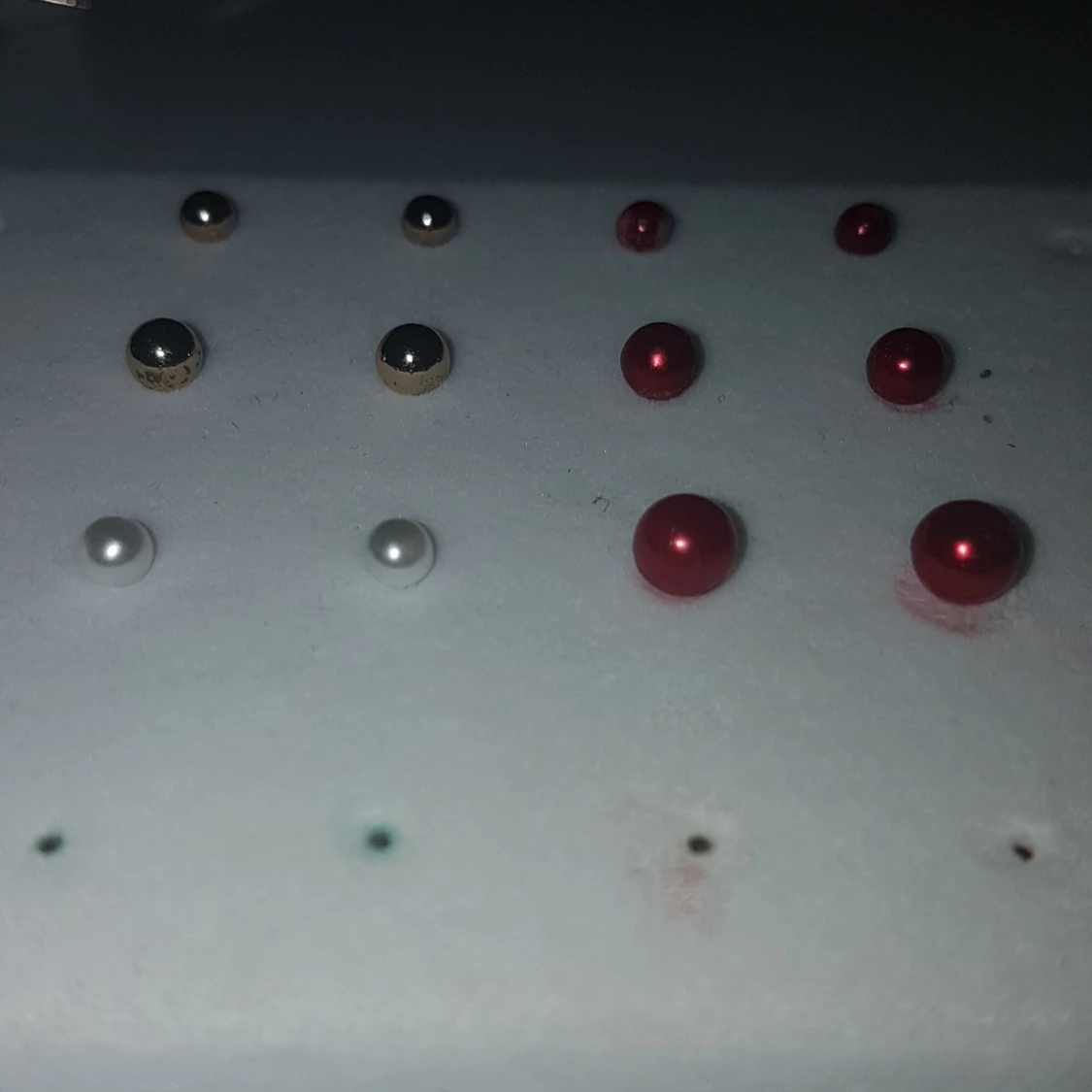 Set med pärlörhängen i olika färger