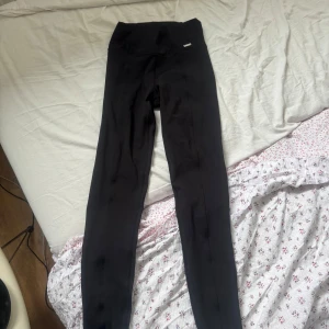 AIMIN tights  - Oanvända svarta aimin tights i storlek S