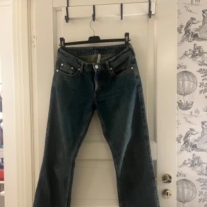 Weekday Arrow blå raka jeans - Säljer ett par Arrow Low Straight Jeans från Weekday i klassisk blå tvätt. Jeansen har låg midja, raka ben och fem fickor. Materialet är robust denim i bomull och passformen är normal. Skriv för fler bilder!