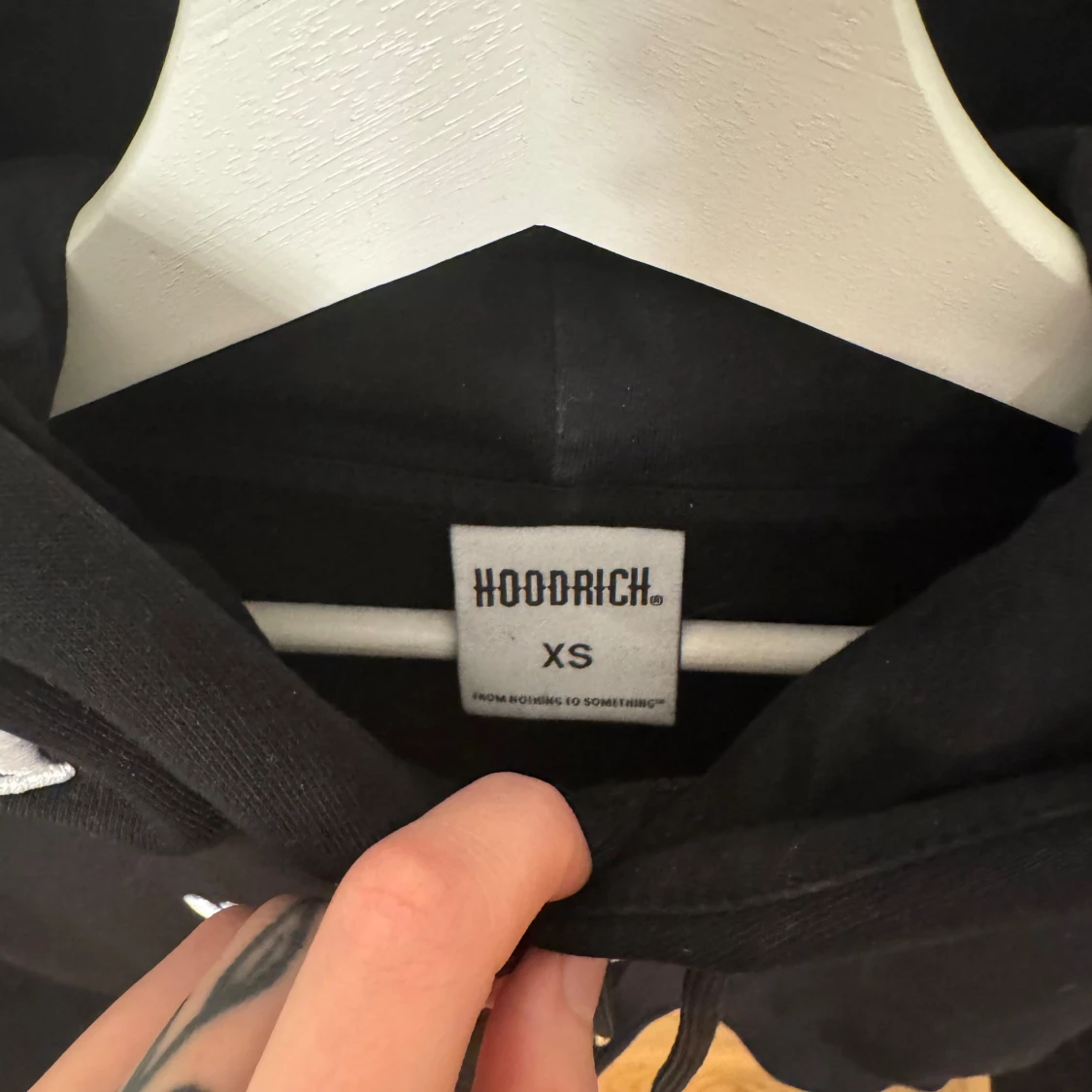 Svart croppad hoodie från Hoodrich - 1