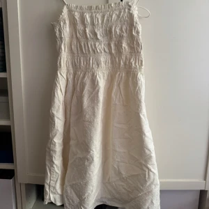 Vit långklänning med smock och prickar - Vit prickig klänning med knytband