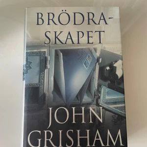 Brödraskapet - En spännande bok av John Grisham, perfekt för dig som gillar nervkittlande berättelser och smarta intriger. Boken har ett modernt omslag och är utgiven av Albert Bonniers Förlag. Passar dig som vill ha en fängslande läsupplevelse med mycket driv.