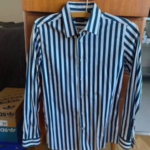 Devils Advocate Skjorta - Längd=72cm Bröstvidd=48cm Armlängd från axel=64cm