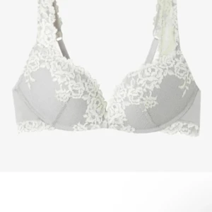 Intimissimi bh  - Giolia pretty flowers superpushup bh från intimissimi, mycket fint skick men lappen är tyvärr bortklippt