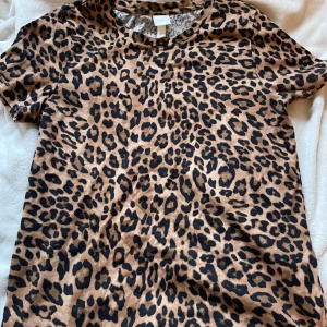 Leopardmönstrad t-shirt  - Snygg t-shirt från H&M i storlek S med leopardmönster i brunt och svart. Pris kan diskuteras💕