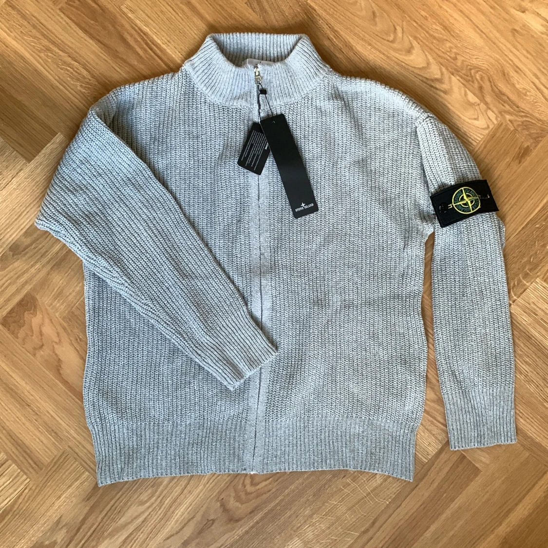 Grå stickad StoneIsland kofta