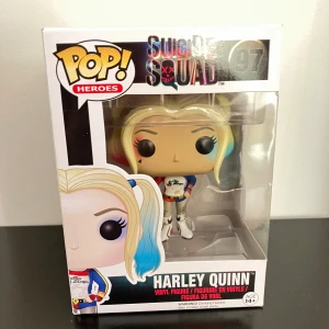 FunkoPop! - Harley Quinn 97 - En Harley Quinn FunkoPop inköpt för flera år sedan och stått som dekoration på en hylla sen dess. Superfint skick, tagit ut ur förpackningen max 1 gång, men den har alltid varit förvarad i originalförpackning vad jag minns :)