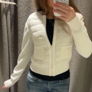 Vit quiltad pufferjacka med dragkedja - Snygg vit pufferjacka med quiltade partier och två stora fickor framtill. Aldrig använd precis köpt från Gina Young storlek 154-160 men passar xs/s pris kan diskuteras🤗